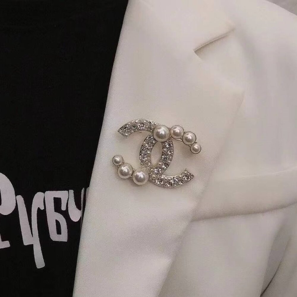 Chanel gold brooch - Picture 2 of 8